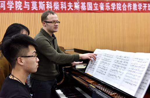 http://www.hhxy.edu.cn/__local/E/FD/E3/9E3206213DD1E83974EAABEF168_8CBC964C_51ABD.jpg